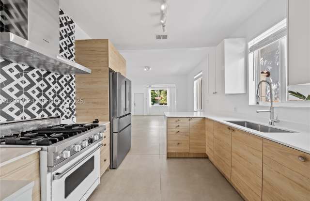 565 NW 44th St