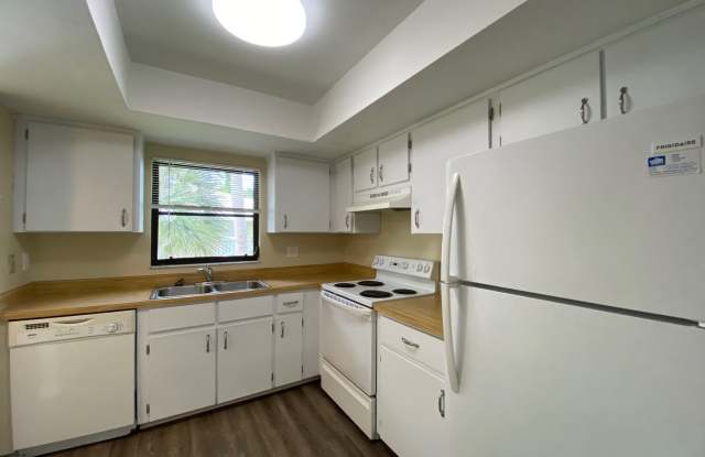 ANNUAL RENTAL - 2 Bed / 2 Bath CONDO IN PINE HAVEN