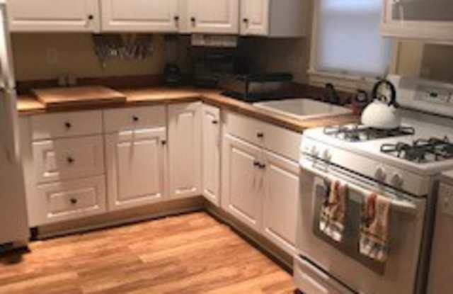 Beautiful Mt Washington 2 Bed Townhouse Available in June!