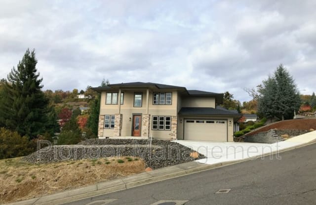 2712 NW Daysha Dr - 2712 Northwest Daysha Drive, Roseburg, OR 97471