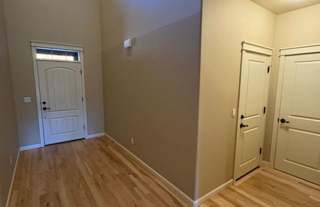 Beautiful 3 Bed/2.5 Bath Townhome in SE Bend Stonegate Community