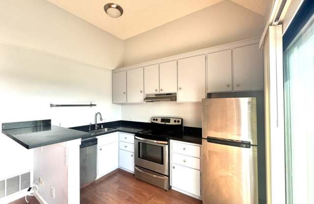 BEAUTIFUL TOP FLOOR 1 BED 1 BATH CONDO W/RESORT FACILITIES! +STORAGE