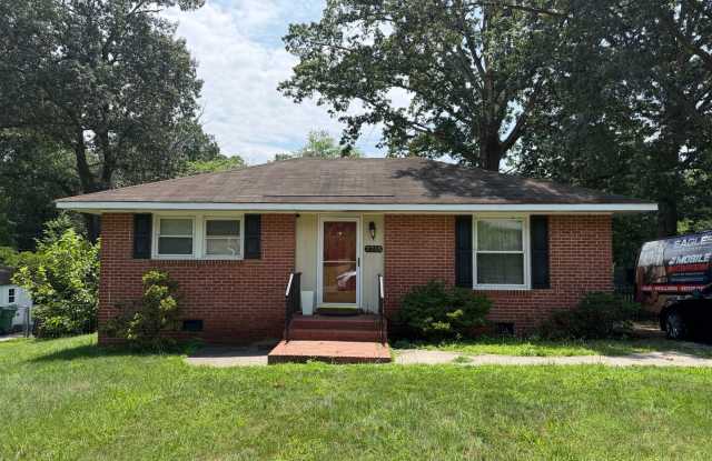 Charming 2 Bedroom Home with Spacious Yard in Henrico!