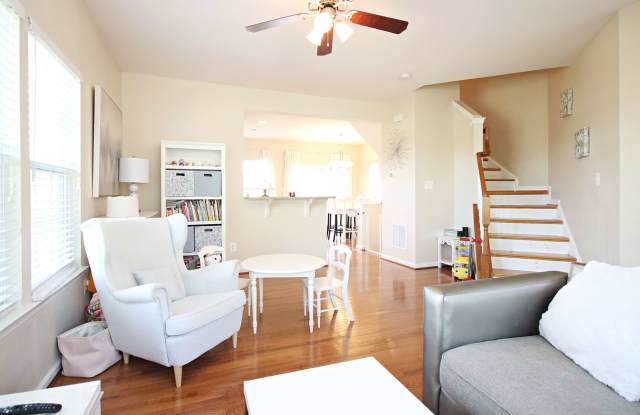 $2,295 Move-in Special! Pet-Friendly End-Unit Pantops Townhome