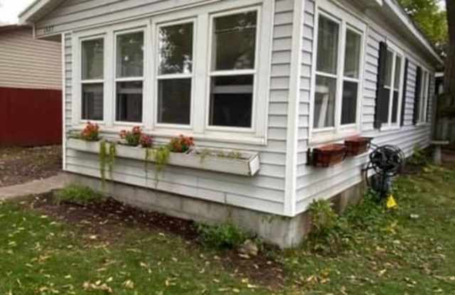 Hoff - 05 - 1527 Ferry Street