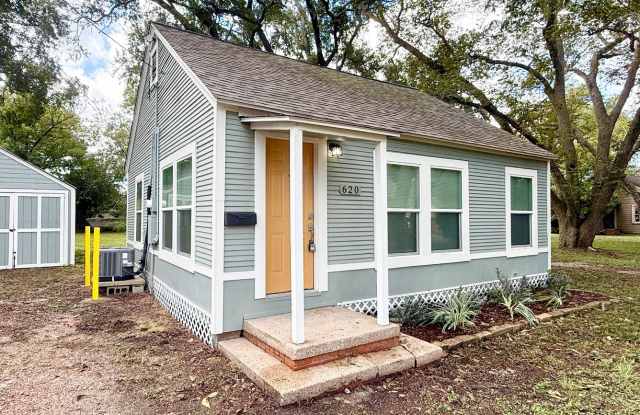 Photo of Adorable 2/1/1 Craftsman Cottage !