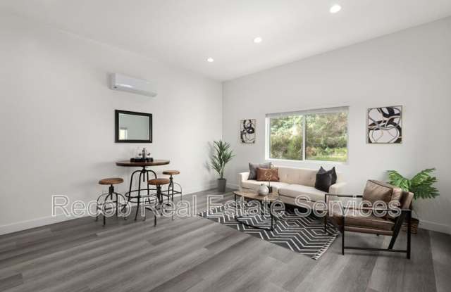 1704-1710 Hanford Dr