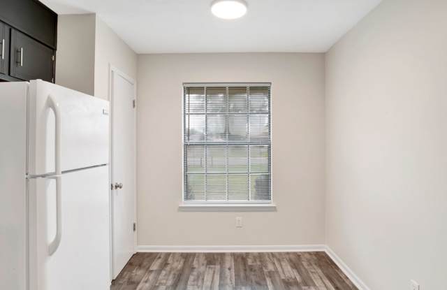 Remodeled 2/1 less than 3 miles to Walmart, Cordova Mall  more!