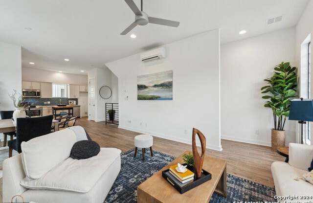 Photo of 1735 W GRAMERCY PL #201