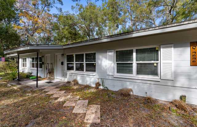 Remodeled 2 bedroom 1 bath duplex located near the Duckpond area