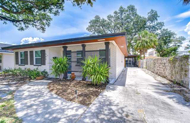 509 E DAVIS BOULEVARD