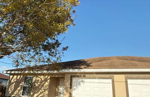 Central located 3 bed 2 bath duplex- 1 car garage