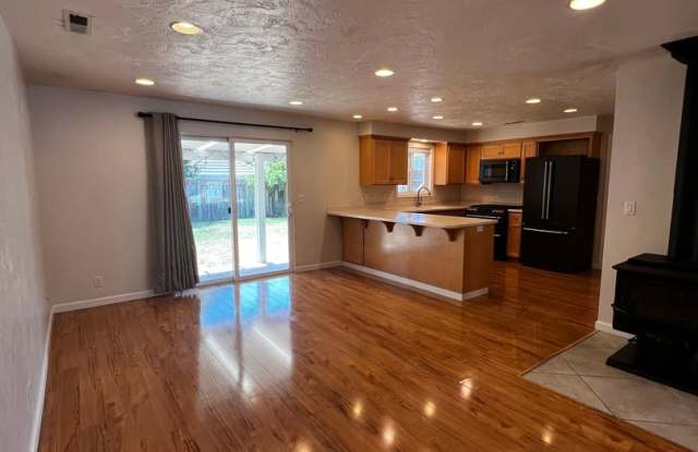 4-Bedroom 3-Bathroom house with attached 1 bedroom apartment