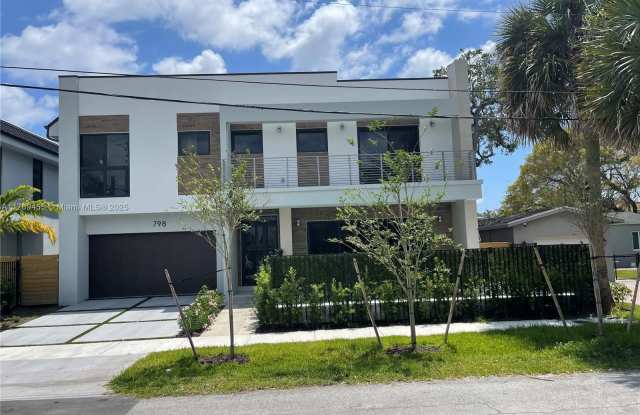 798 SW 8th Way