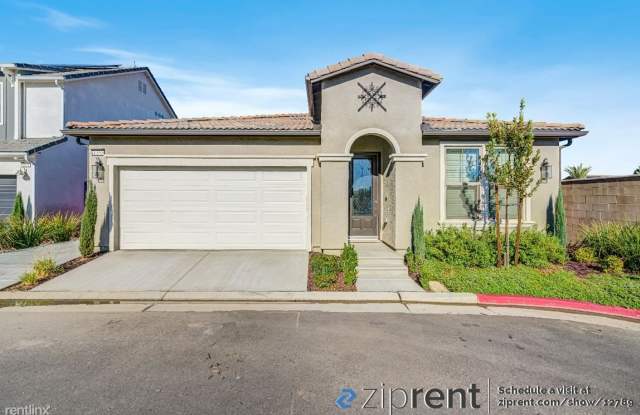 1350 East Via Sentieri Drive, Fresno, CA 93730
