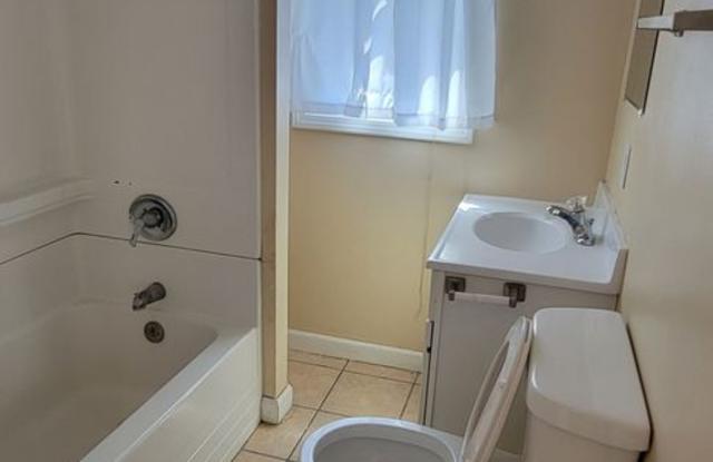 2 Bedroom 1 Bathroom Townhouse for Rent!