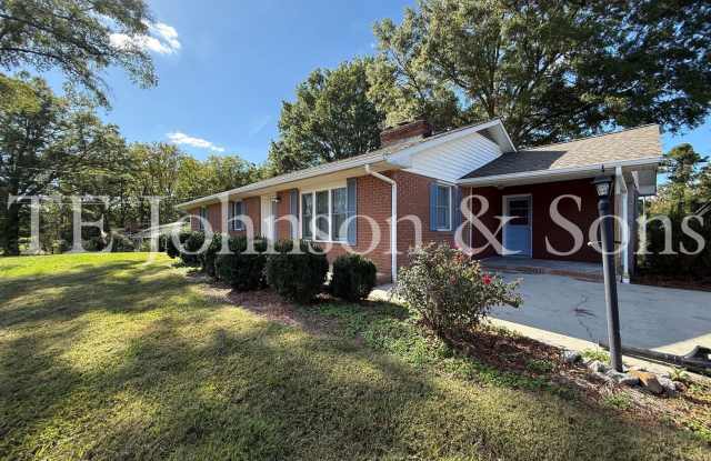 Three bedroom House with Large Lot in Country Setting