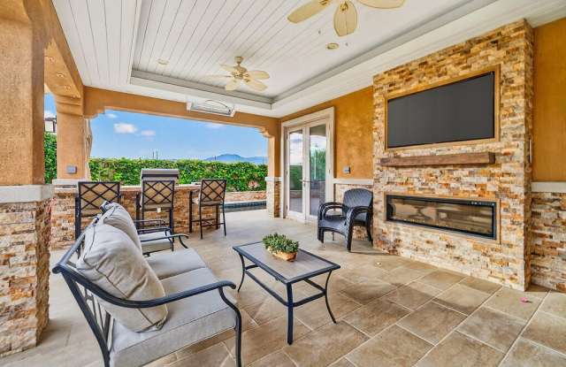 81543 Avenida Celaya