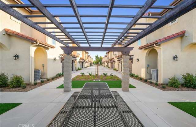 961 E Phillips Boulevard E