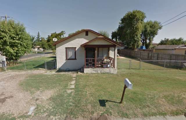 2 Bedroom 1 Bath home nested on quiet corner lot - 877 Joyce Avenue, Merced County, CA 95341