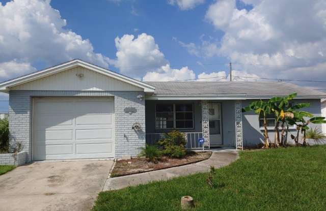 BEAUTIFUL 2/2/1 1000 Sq. Ft. with a large open floorplan, fenced yard and an enclosed lanai!!