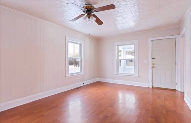 Charming 2 Bedroom, 1 Bath Home on Niagara – Clean, Cozy  Move-In Ready!