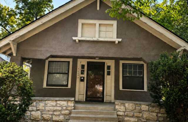 Charming 2 Bed, 1 Bath Home in Prime Kansas City Location Near Plaza & Brookside