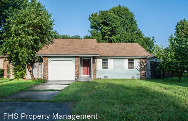 1923 N Hillcrest Ave - 1923 North Hillcrest Avenue, Springfield, MO 65802