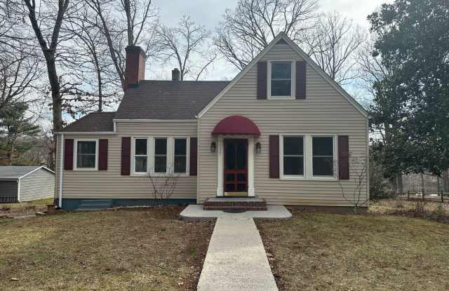 House in Bedford with Lot of Outdoor Space.