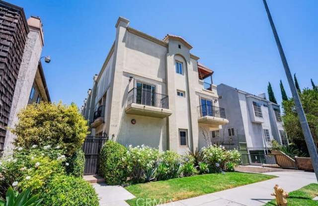 4332 Whitsett Avenue