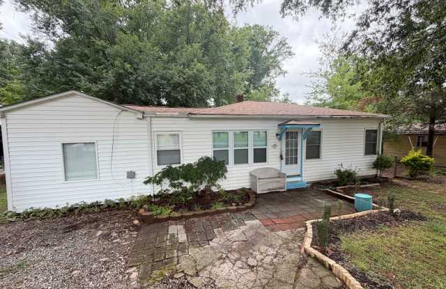 3bd/2ba House in Jackson Park w/ Large Den, Back Porch, & Fenced Back Yard