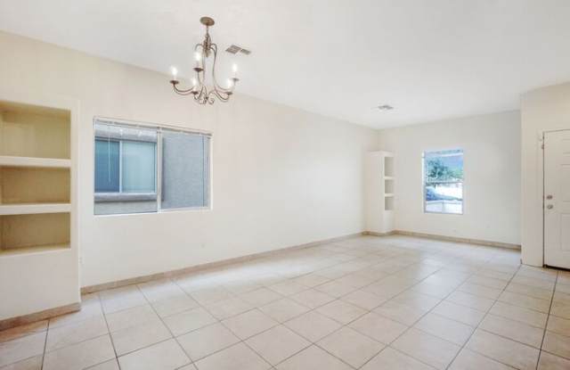 835 West Calle Muro Fuerte