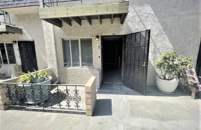 Cozy 2 bed 1.5 bath apartment in Santa Ana