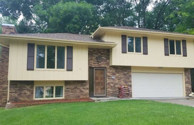 Photo of Split level with huge yard