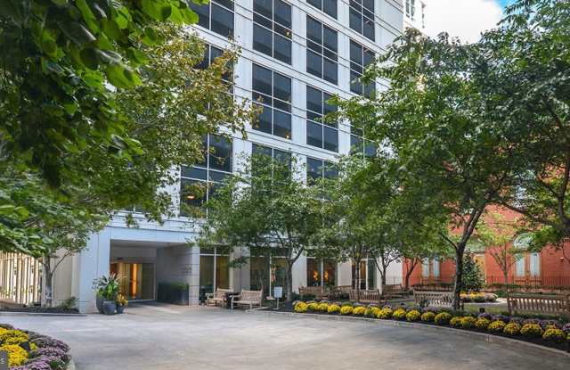 204 W WASHINGTON Square unit: 2002