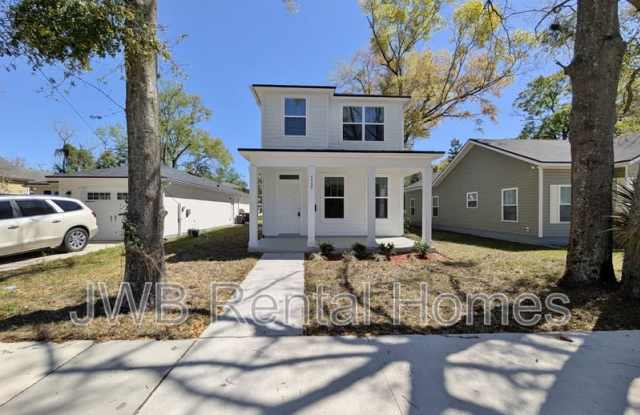 1137 Van Buren St