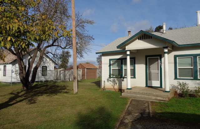 Adorable 1 bedroom with fenced in yard photos photos