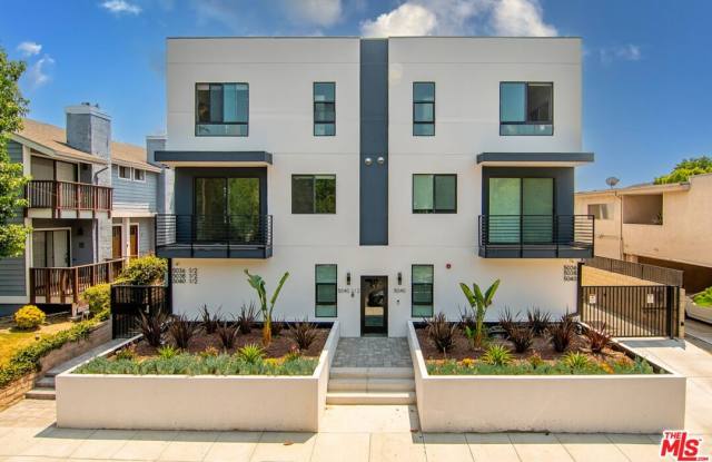 5038 1/2 Riverton Ave