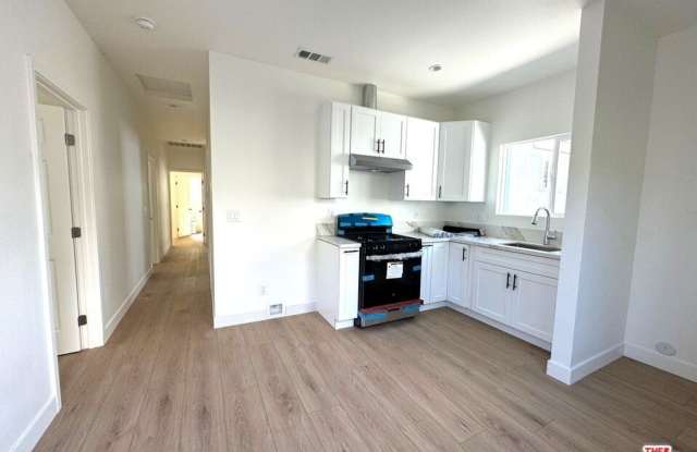 Photo of 1220 W 25th St unit: 1/2