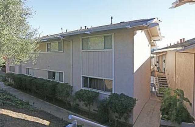 909 University Ave Unit D11