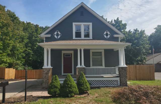 2 Bedroom 2 Bath Bungalow With Fenced Yard
