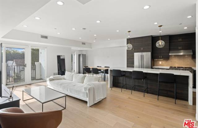 Photo of 7365 Waring Ave