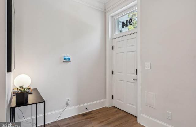 914 WESTMINSTER ST NW