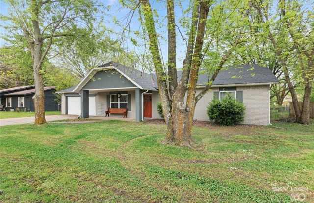 Beautiful Bentonville Home (Fenced Backyard!)
