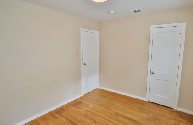 1216 W Craig Pl
