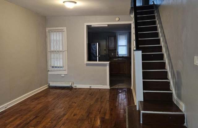 1528 W OAKDALE Street