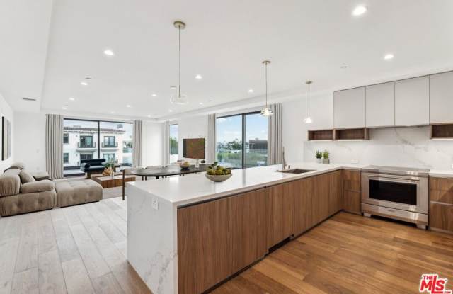 725 N Croft Ave unit: 304