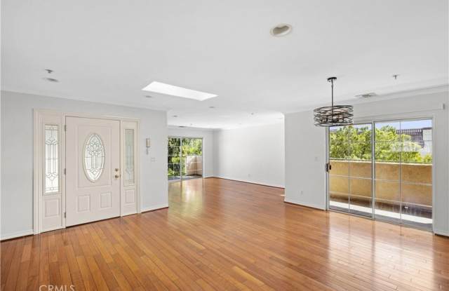 Photo of 617 E Tujunga Avenue