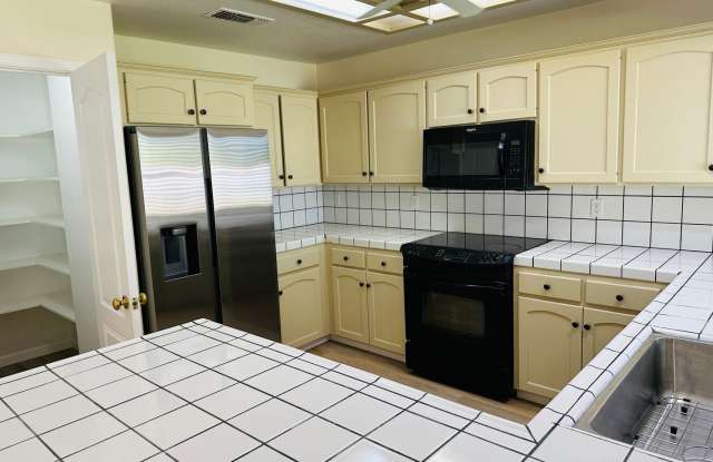 $2,495 Maple & Teague 3 Bed, New Floors & New Paint, Meridian Ave. Fresno