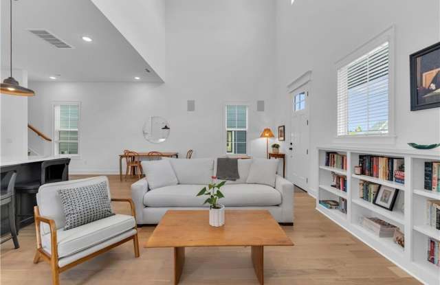 2047  E Little Crew  DR